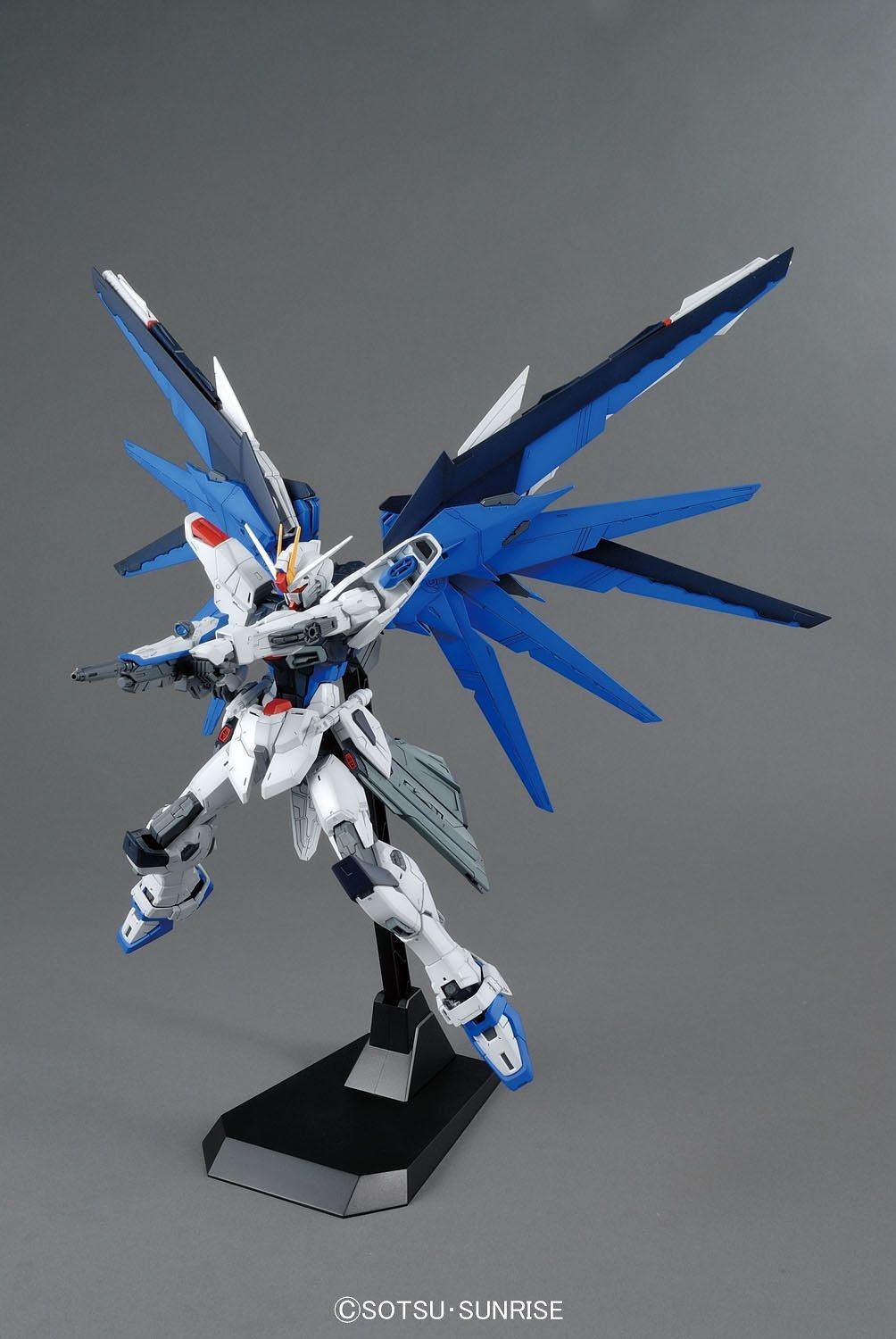 1/100 MG Freedom Gundam Ver.2.0 Bandai 53.19 OEShop