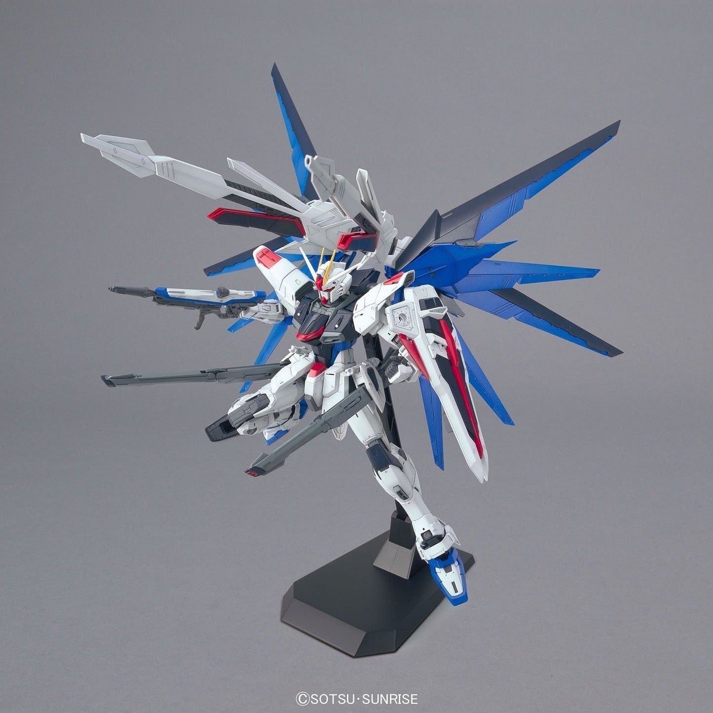1/100 MG Freedom Gundam Ver.2.0 Bandai 53.19 OEShop